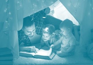 dad-reading-a-story-to-kids-in-fort